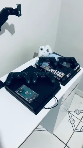 Ps4-desbloqueado com 2 controles ?