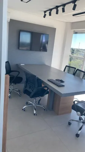 Mesa e painel de reuniões