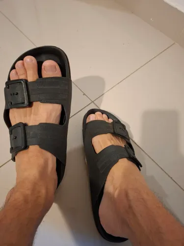 Sandália preta estilo birken.