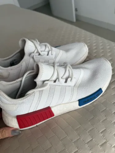 Tênis adidas b