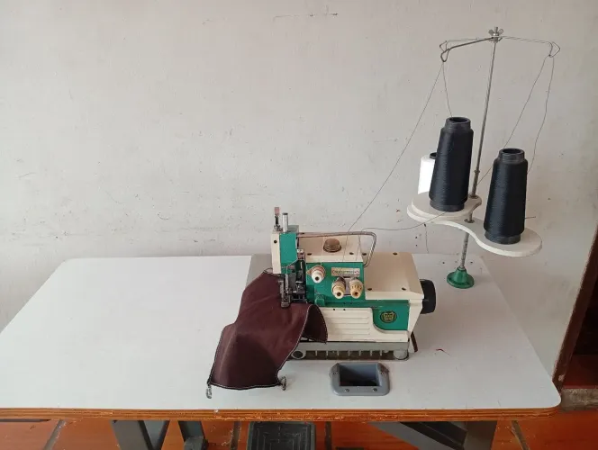 Máquina de costura overloque semi industrial revisada e garantia