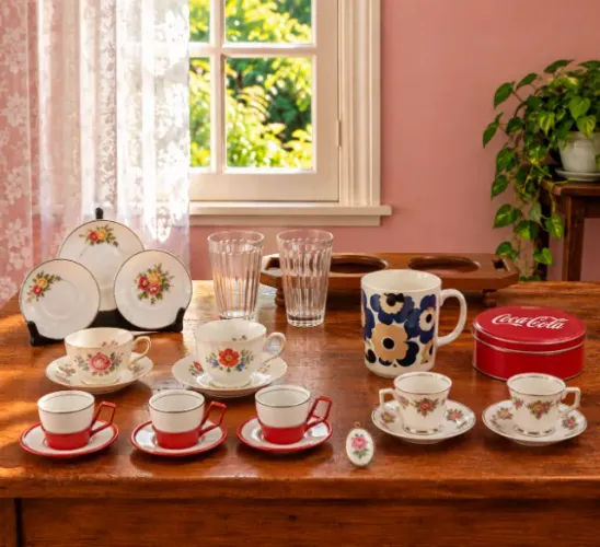 Kit com louças diversas e algumas peças de decoração