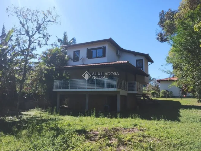 Casa em meio à natureza, próxima à Lagoa de Ibiraquera