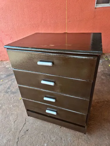 Comoda de madeira com rodinhas pequena porém bem wspaçosa