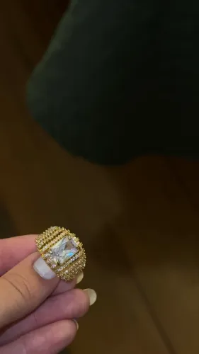 Anel grande dourado em pedraria