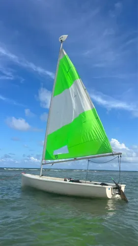 Barco à vela monocasco V12