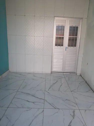ALUGA-SE CASA COM EXCELENTE LOCALIZAÇÃO