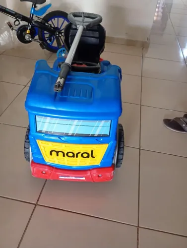 Vende-se caminhão de criança, carrinho para levar pra escola.