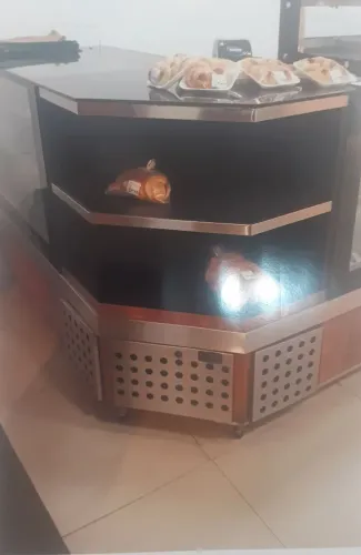 Balcões usados pra padaria.