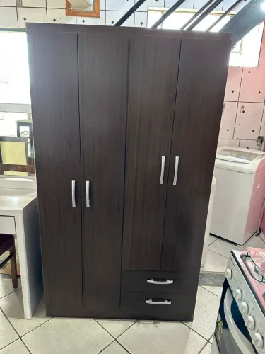 Guarda-roupa de solteiro 4 portas e duas gavetas comprimento 1, 04 largura 40 altura 1,82