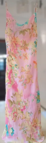 vestido midi de alças finas rosa floral tam P Usado desapego
