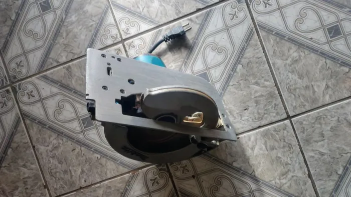 Vendo uma serra circular em ótimo estado.