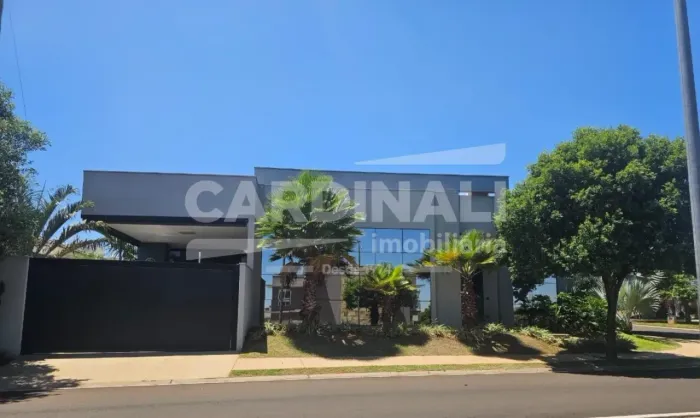 Casa de esquina, próximo a portaria, com excelente localização.