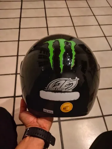 Capacete usado com intercomunicador