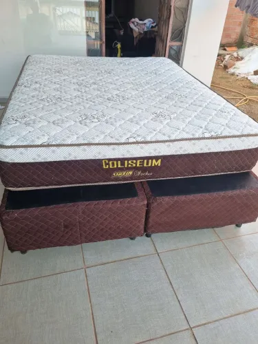 Cama Box Queen size colchão molas enssacadas em perfeito estado de uso Entrego