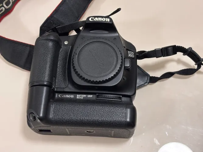 Cânon 30D + Grip BG-E2