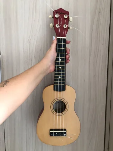 UKULELE SOPRANO - MAKURU (SEMINOVO C/MARCAS DE USO)