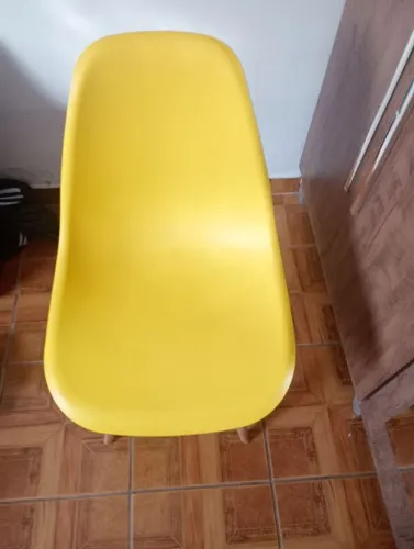 Cadeira decoração sendo 3 duas amarelas e 1 preta valor 45 cada ou as 3 por 40 cada .