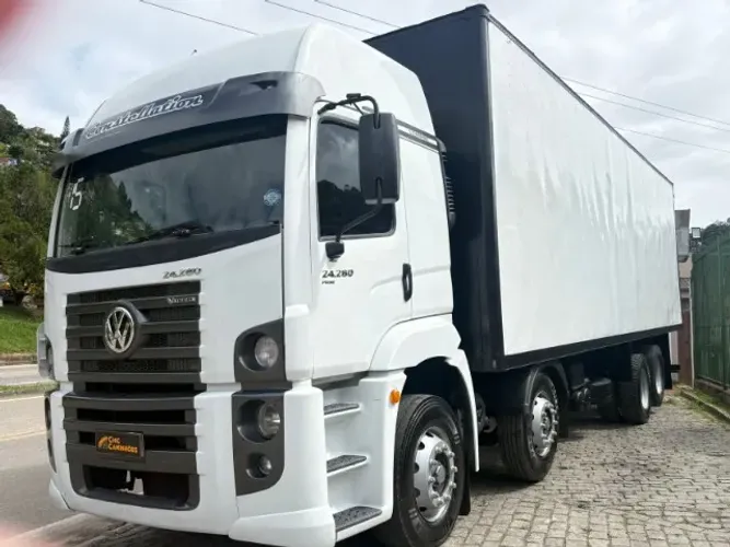 VOLKSWAGEN 24.280 CONSTELLATION 2015 - 8x2 (4º eixo) Baú 9,30