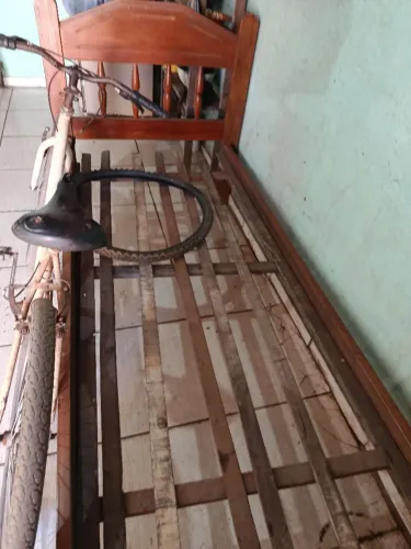 Vendo cama de solteiro de Angelim 50 reais