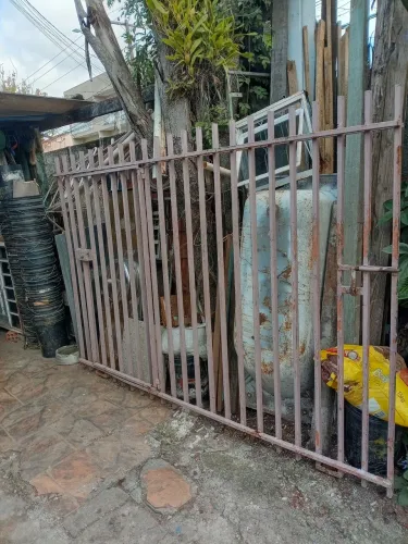 Um portão de ferro com rodas falta uns reparos de solda mede 260 pôr 175 de altura