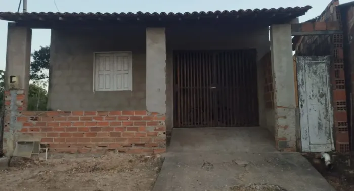Casa grande,3 quarto, quintal grande com área de acesso ao lado