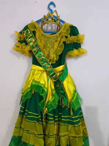 Vestido rainha do milho completo coroa e faixa. Semi-novo. 15 anos. 