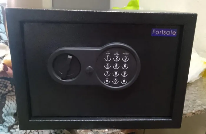 Cofre eletrônico fort safe preto com chave e senha