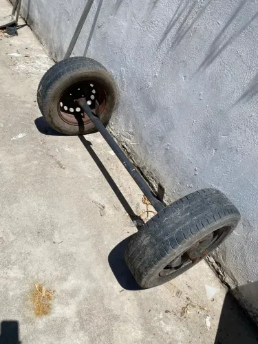 Eixo carroça + três jantes aro 8