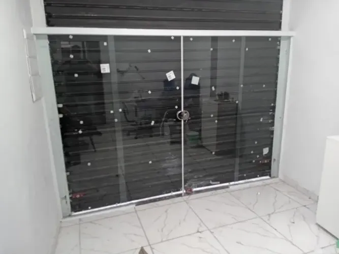 Porta de vidro Nova Para comercio Instalada