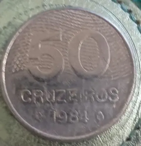 Moeda de 50 cruzeiros com símbolo de Brasília 