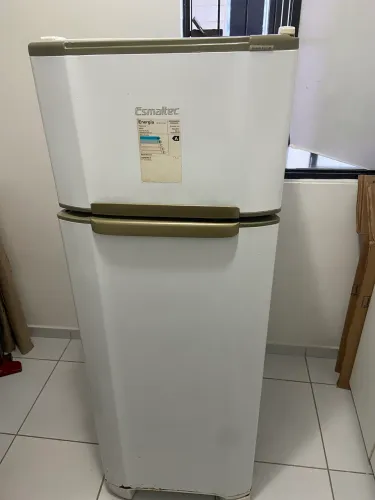 Geladeira Esmaltec RCD34 - Retirada de peças