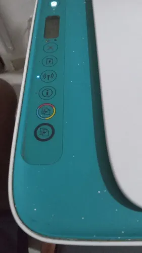 Impressora multifuncional HP com os cartuchos só tem que carregar com as tintas 
