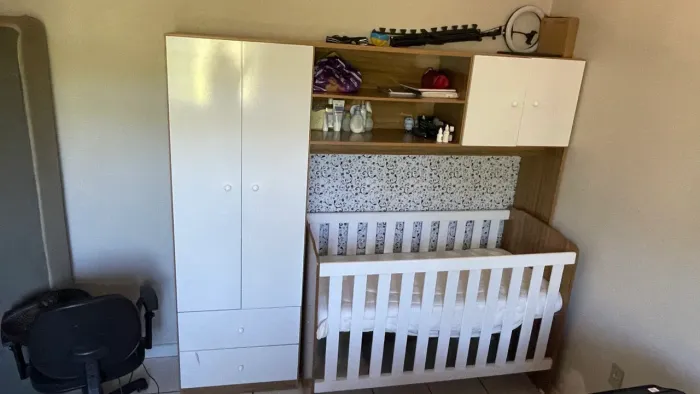Berço com guarda-roupa infantil