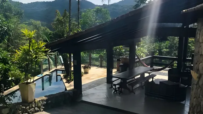 Casa a venda no Condomínio e Praia de São Pedro, Guarujá.