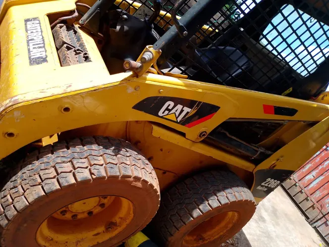 Mini carregadeira Caterpillar 2011