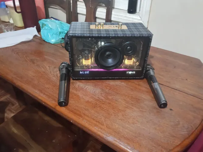 Caixa de som Bluetooth, ótima pra quem gosta de cantar ou apresentar.