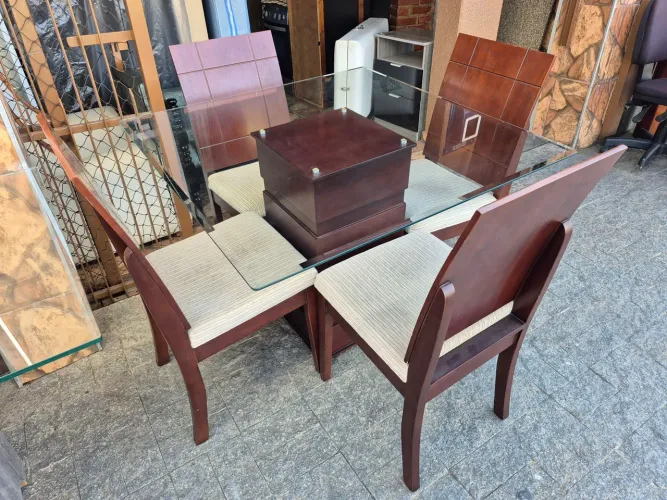 Mesa de vidro com 4 cadeiras