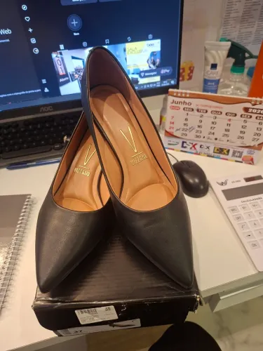 Vendo nunca usado scarpin uso 36 fui comprar porém tá caindo do pé n 37.
