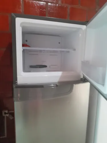 Vende se geladeira em ótimo estado .