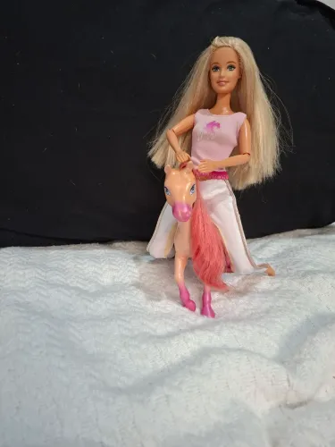 Barbie hípica + um cavalo mattel ano 2004.