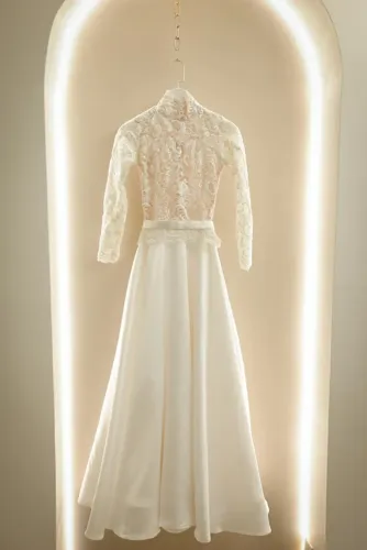 Vestido de noiva novo, de estilista paulista, corpo em renda transparente e manga longa