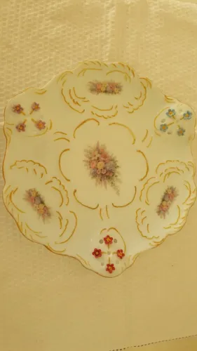 Prato de porcelana trabalhado