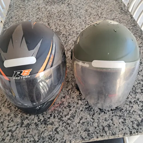 Vendo 2 capacetes usado em bom estado de conservação.Contado no zap: *,GV.