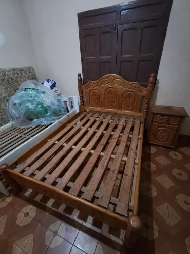 CAMA DE CASAL C/ UM CRIADO MUDO, AMBOS DE MADEIRA DE CEDRO