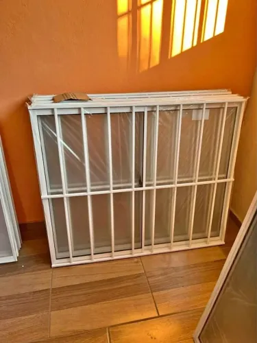 janela com grade aluminio branco