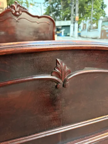 cama de viúva em madeira nobre