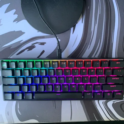 Teclado gamer - Corsair K65 RGB Mini