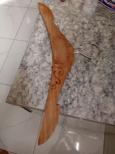 Vendendo 100 cruzeta, digo cabides. 