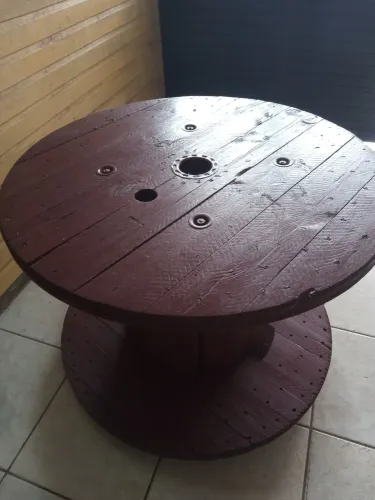 Mesa de carretel grande.